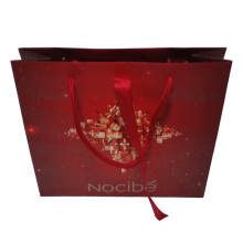 Bolsa de papel con cinta roja